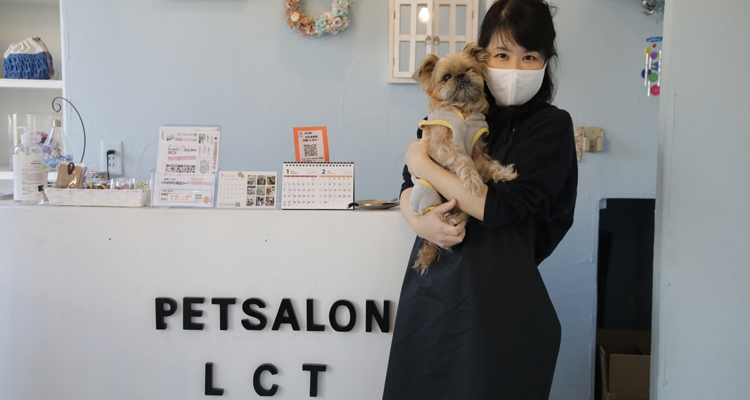 看板犬のルーカスが皆さまをお出迎えします！